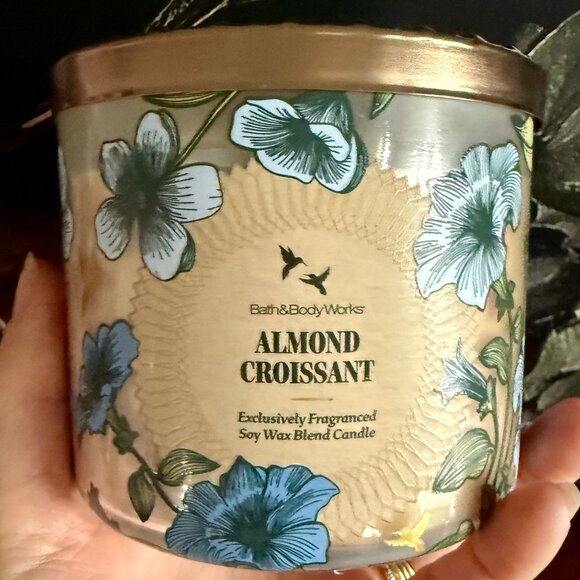*2 for $44 on 3-WICK CANDLES NEW Bath & Body Works ALMOND CROISSANT 14.5oz - Picture 4 of 4